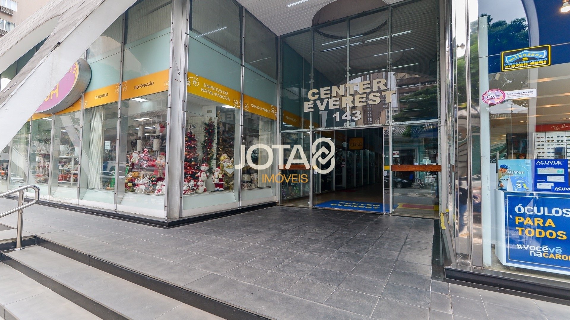 SALA CAOMERCIAL ENTRE O CENTRO E BATEL COM VAGA - J8