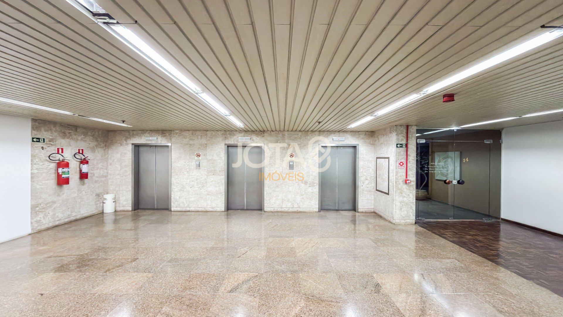 SALA CAOMERCIAL ENTRE O CENTRO E BATEL COM VAGA - J8