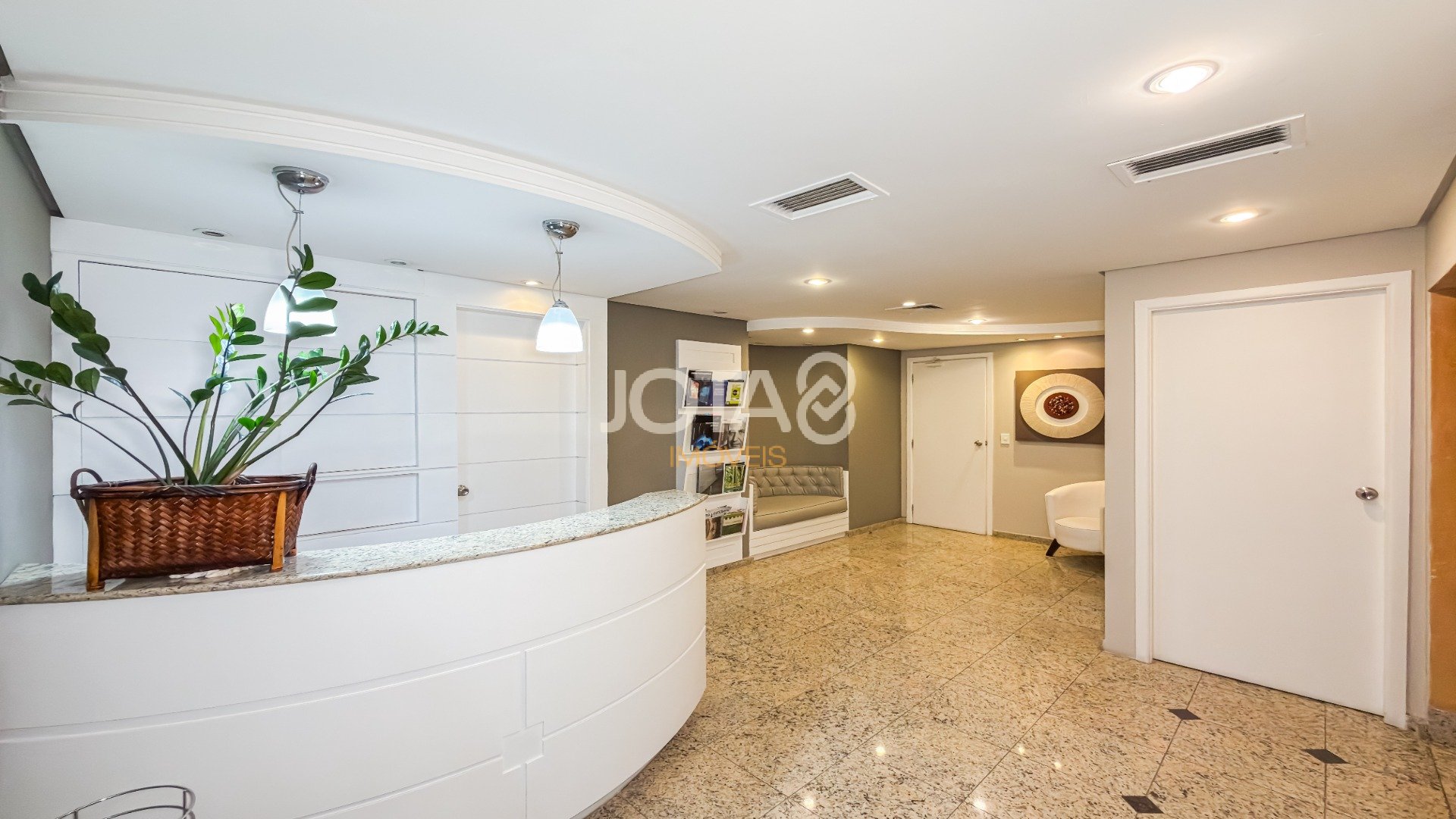 SALA CAOMERCIAL ENTRE O CENTRO E BATEL COM VAGA - J8