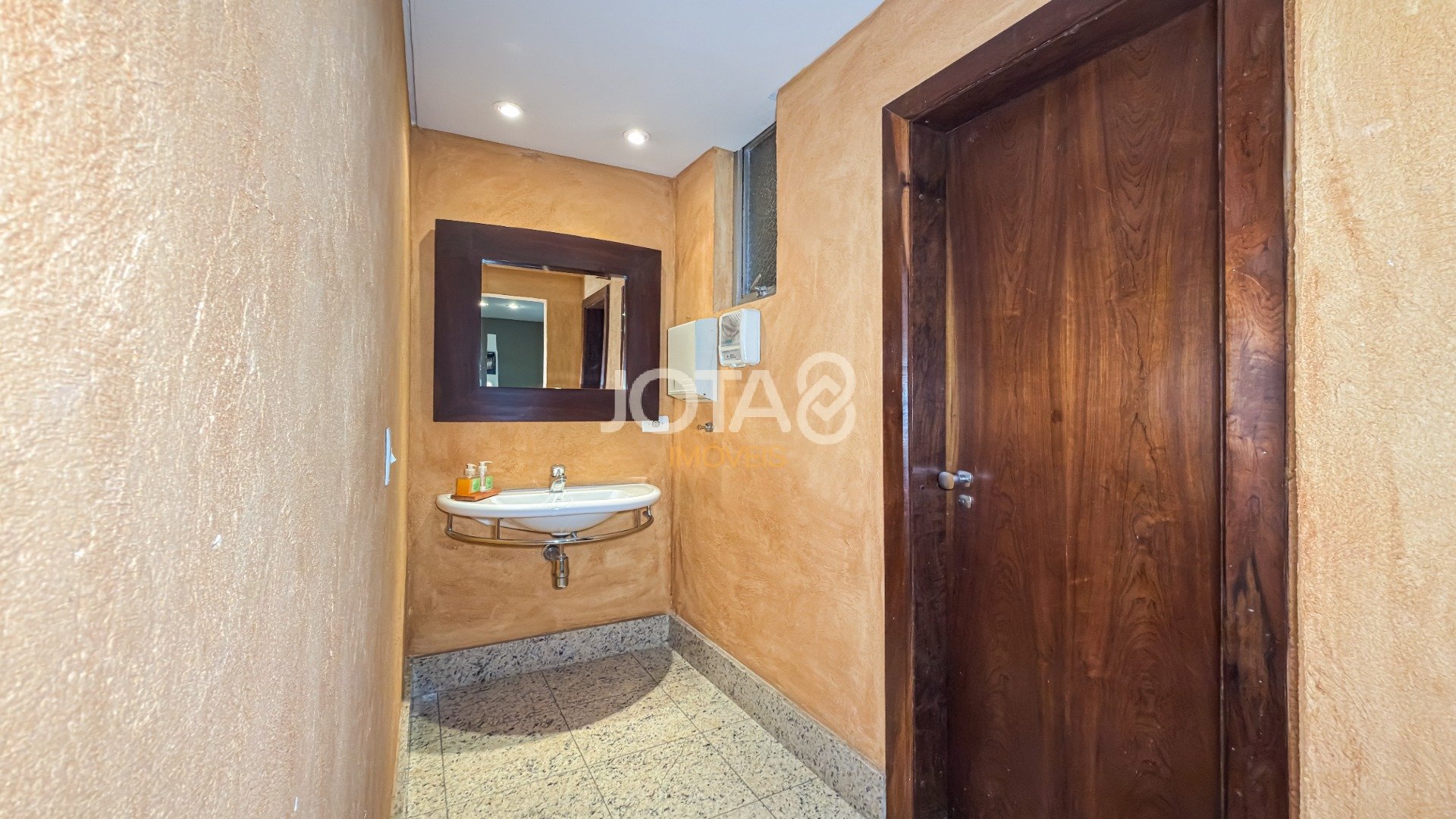 SALA CAOMERCIAL ENTRE O CENTRO E BATEL COM VAGA - J8