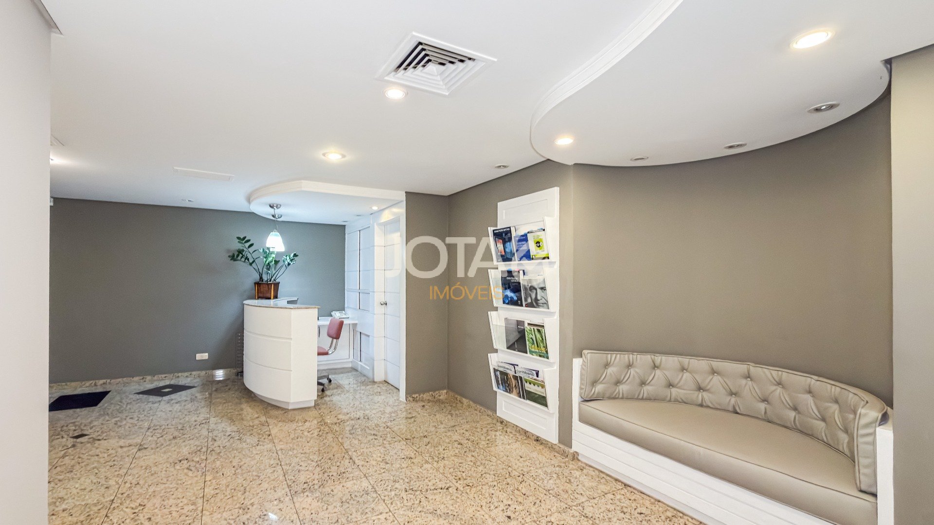 SALA CAOMERCIAL ENTRE O CENTRO E BATEL COM VAGA - J8