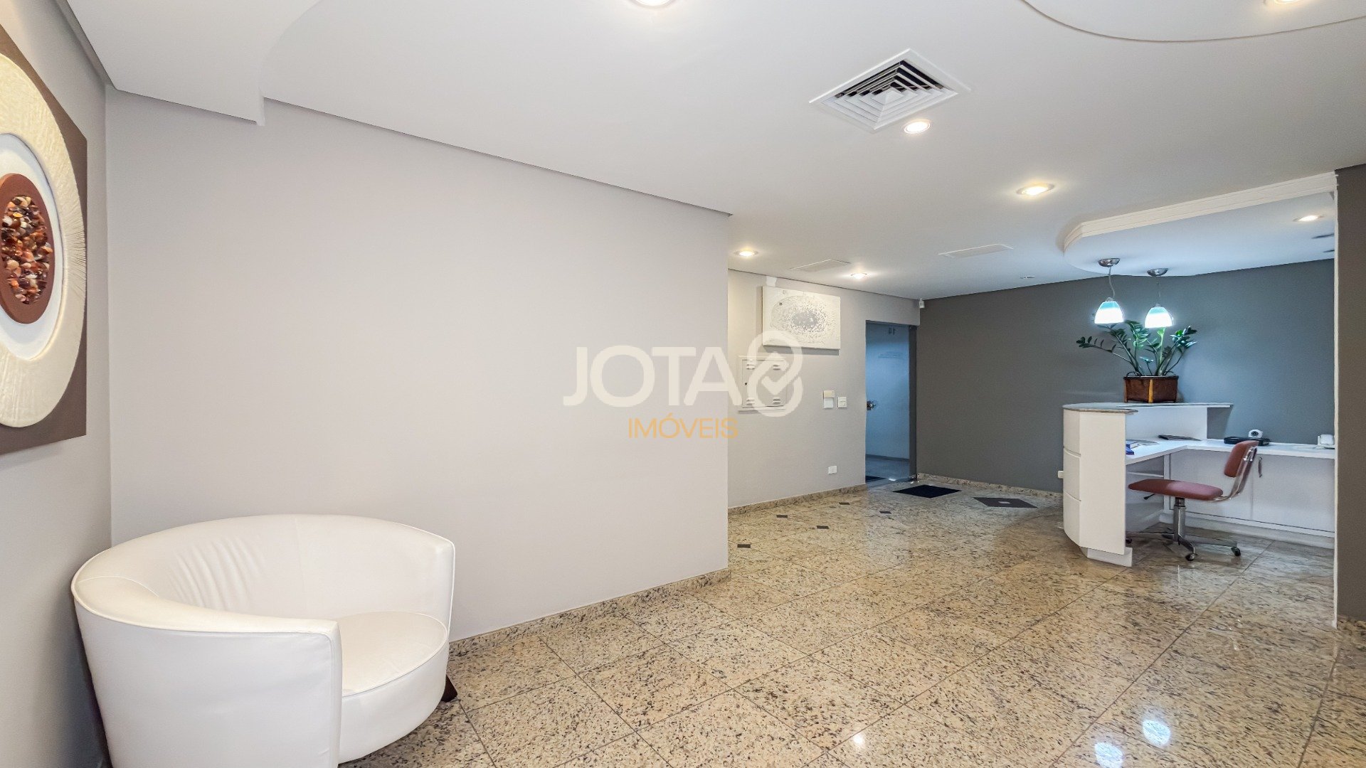 SALA CAOMERCIAL ENTRE O CENTRO E BATEL COM VAGA - J8