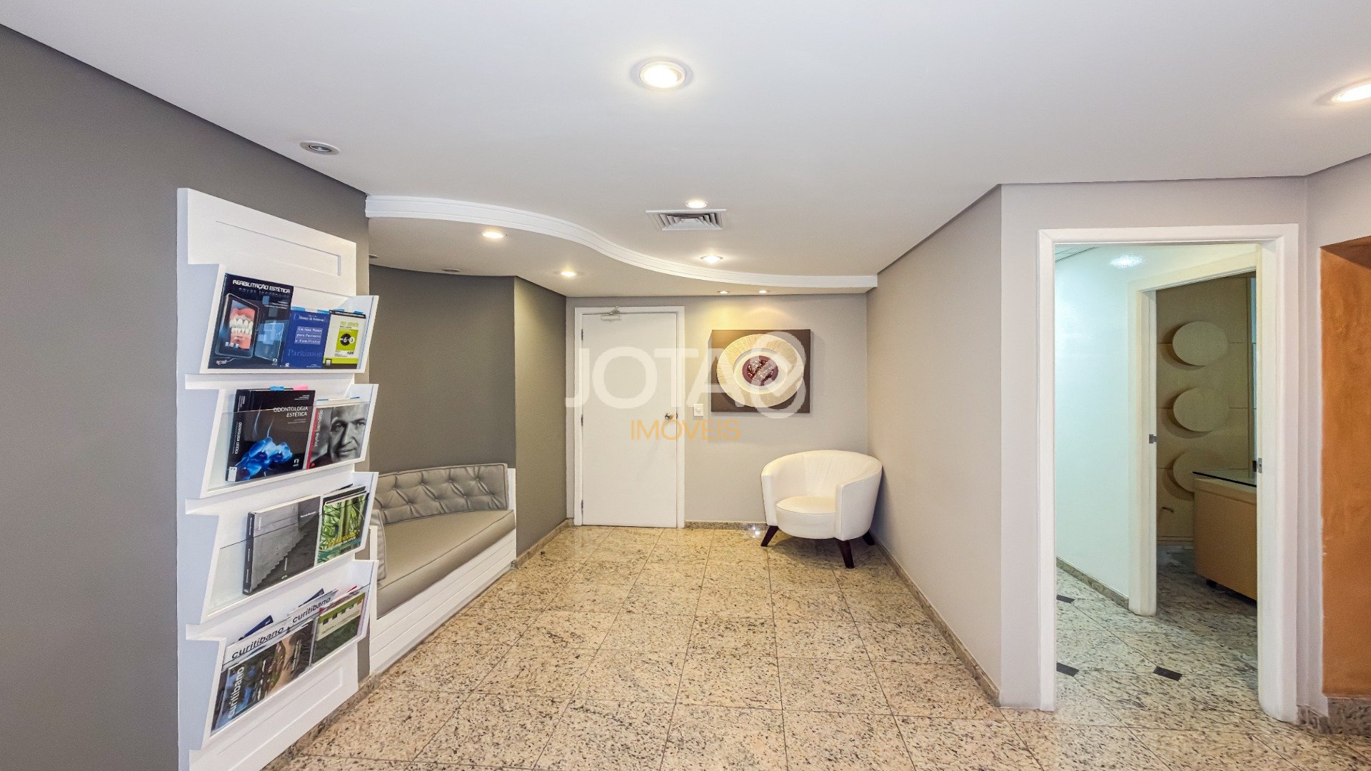 SALA CAOMERCIAL ENTRE O CENTRO E BATEL COM VAGA - J8