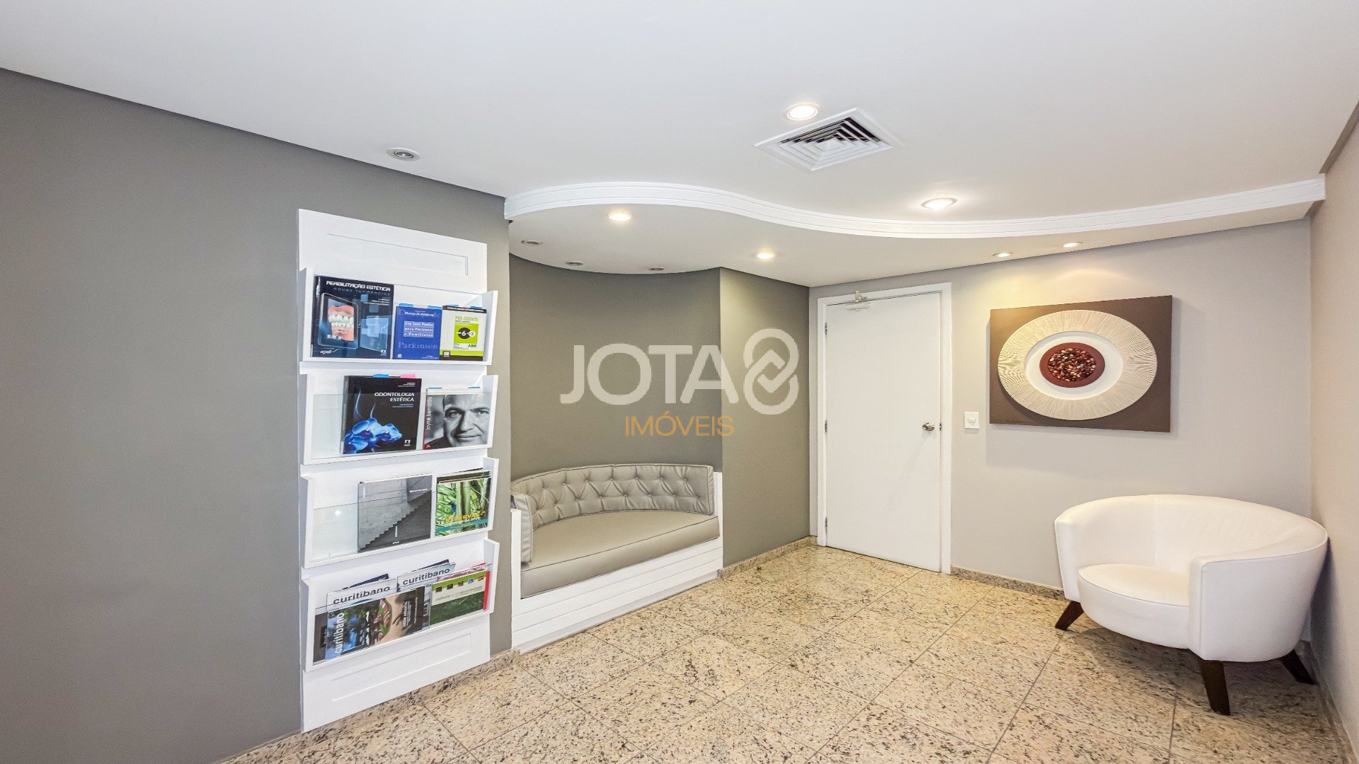 SALA CAOMERCIAL ENTRE O CENTRO E BATEL COM VAGA - J8