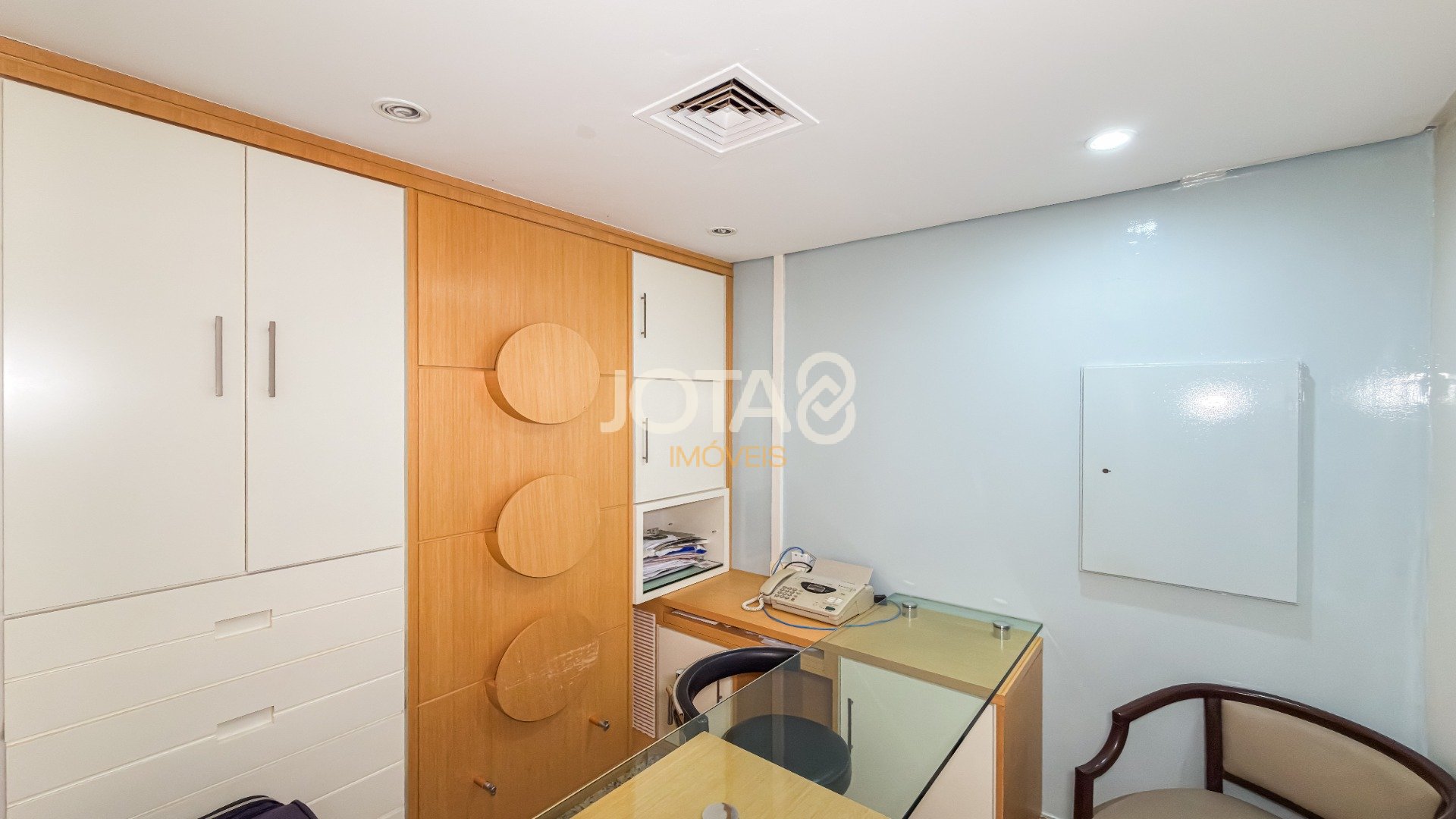 SALA CAOMERCIAL ENTRE O CENTRO E BATEL COM VAGA - J8