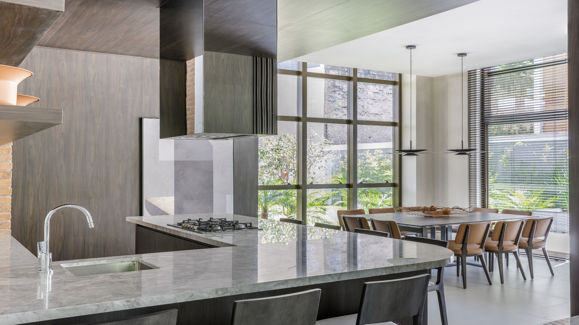 APARTAMENTO COM 3 SUÍTES NO BIGORRILHO