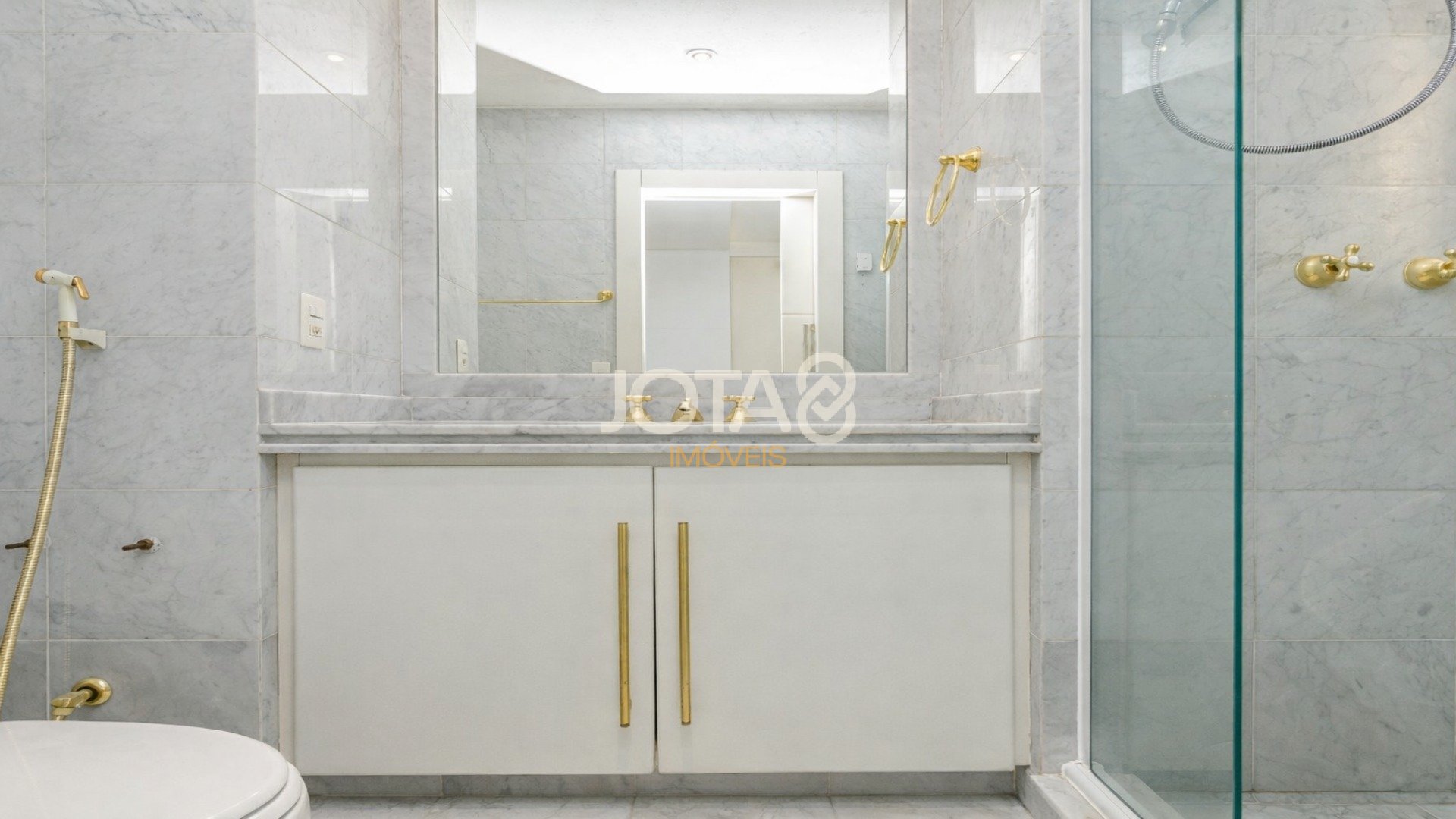 APARTAMENTO NO ECOVILLE COM 3 SUÍTES, ELEVADOR PRIVATIVO E 4 VAGAS