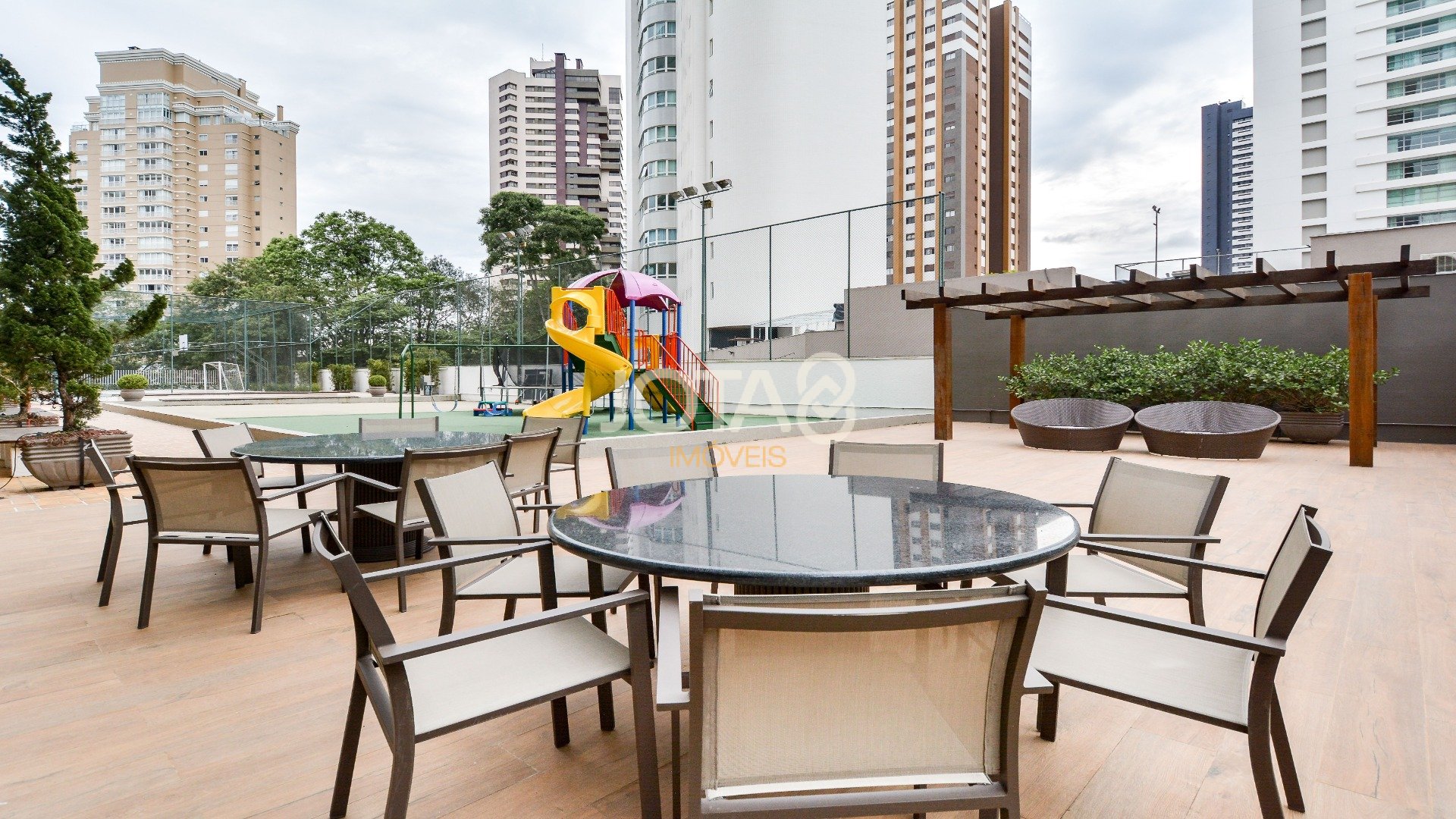 APARTAMENTO NO ECOVILLE COM 3 SUÍTES, ELEVADOR PRIVATIVO E 4 VAGAS