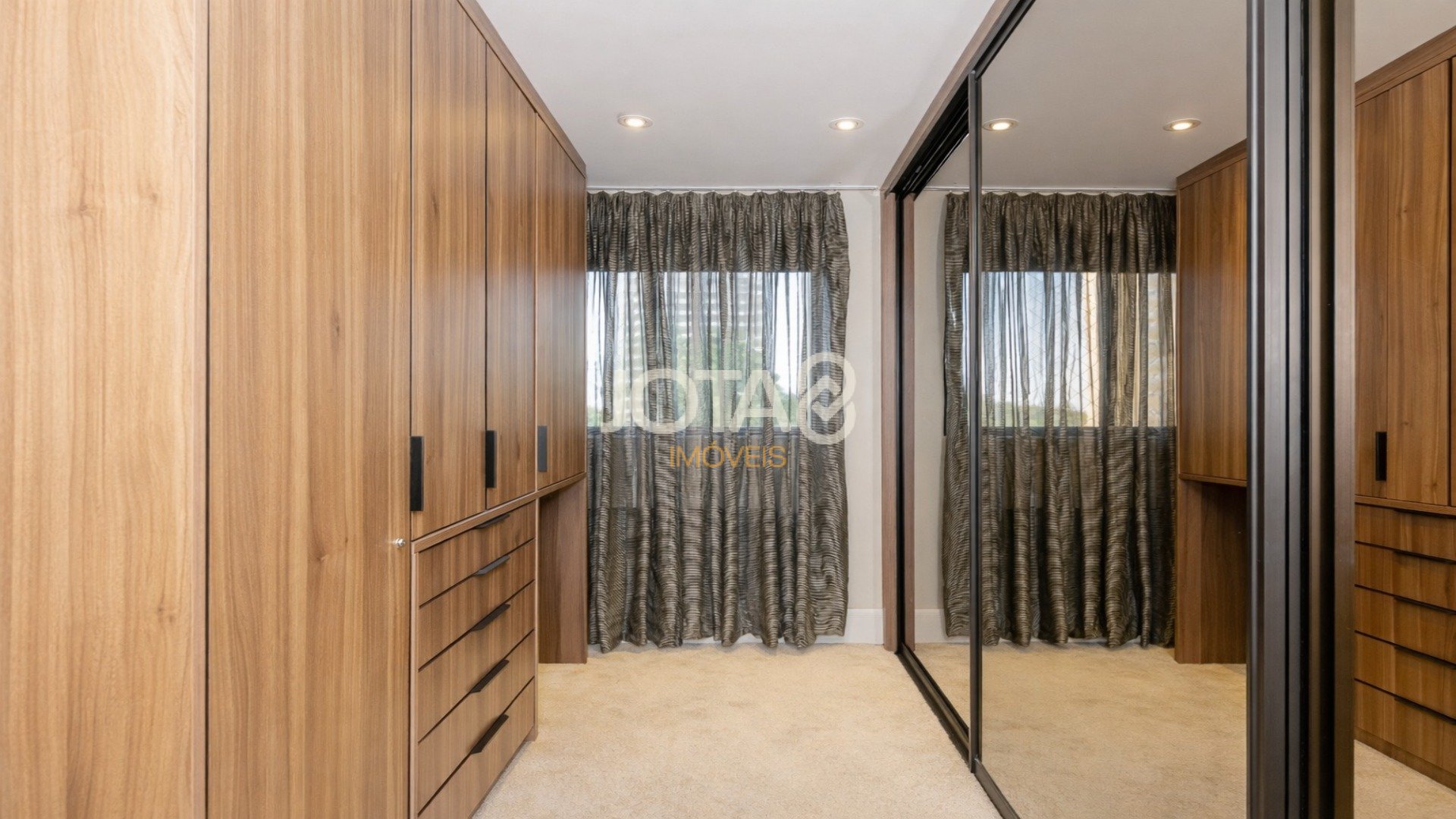 APARTAMENTO NO ECOVILLE COM 3 SUÍTES, ELEVADOR PRIVATIVO E 4 VAGAS