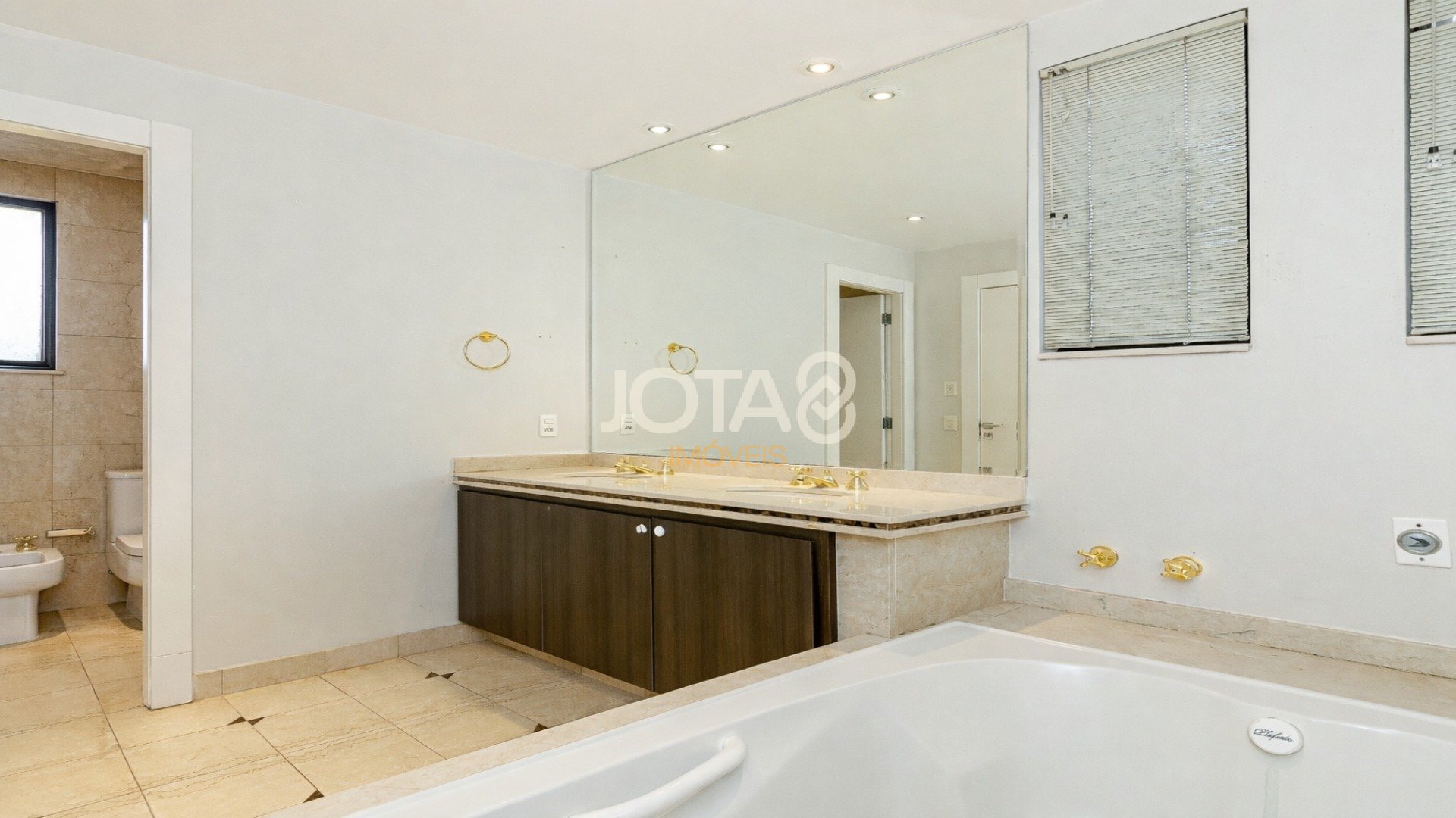 APARTAMENTO NO ECOVILLE COM 3 SUÍTES, ELEVADOR PRIVATIVO E 4 VAGAS