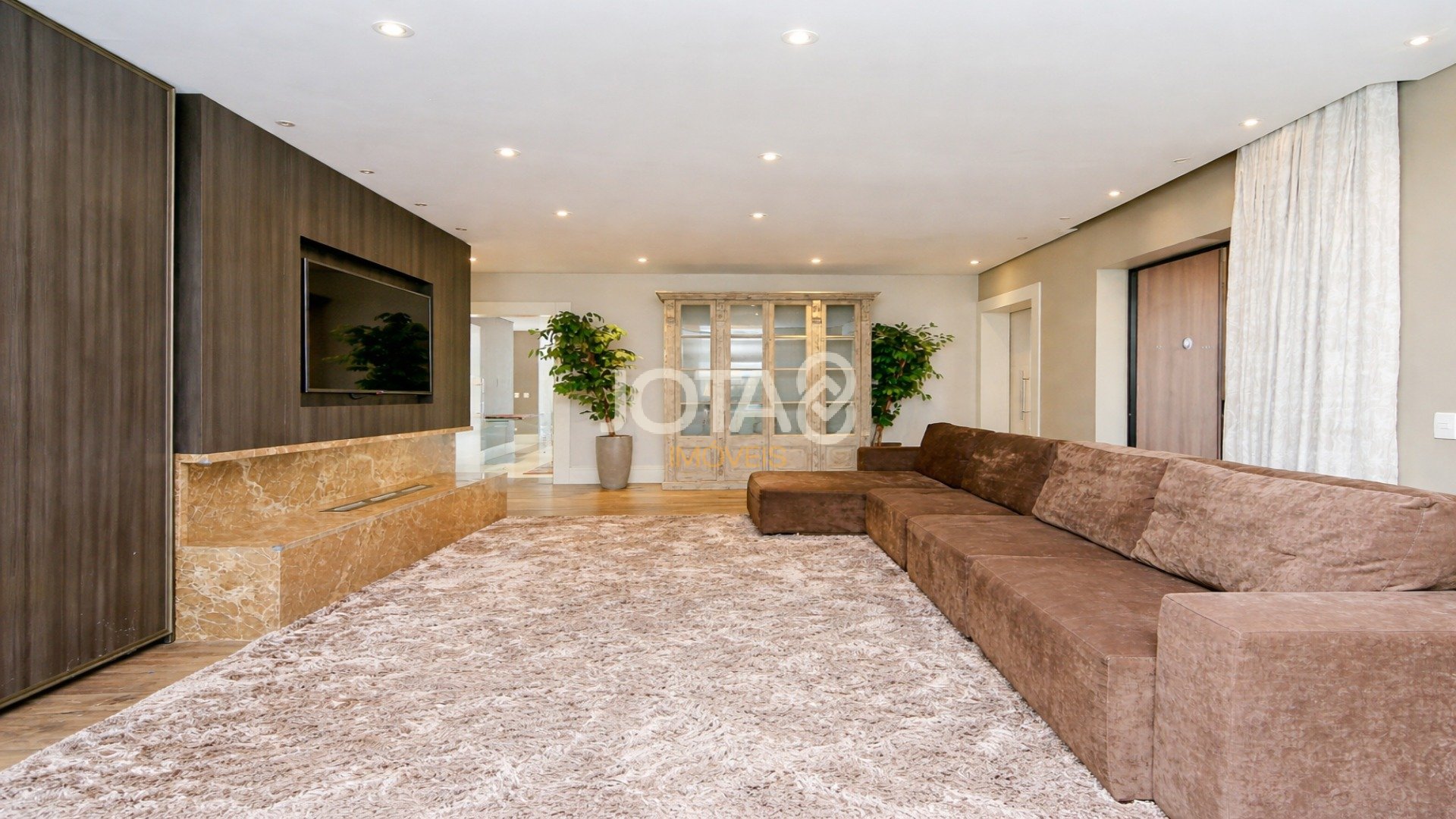 APARTAMENTO NO ECOVILLE COM 3 SUÍTES, ELEVADOR PRIVATIVO E 4 VAGAS