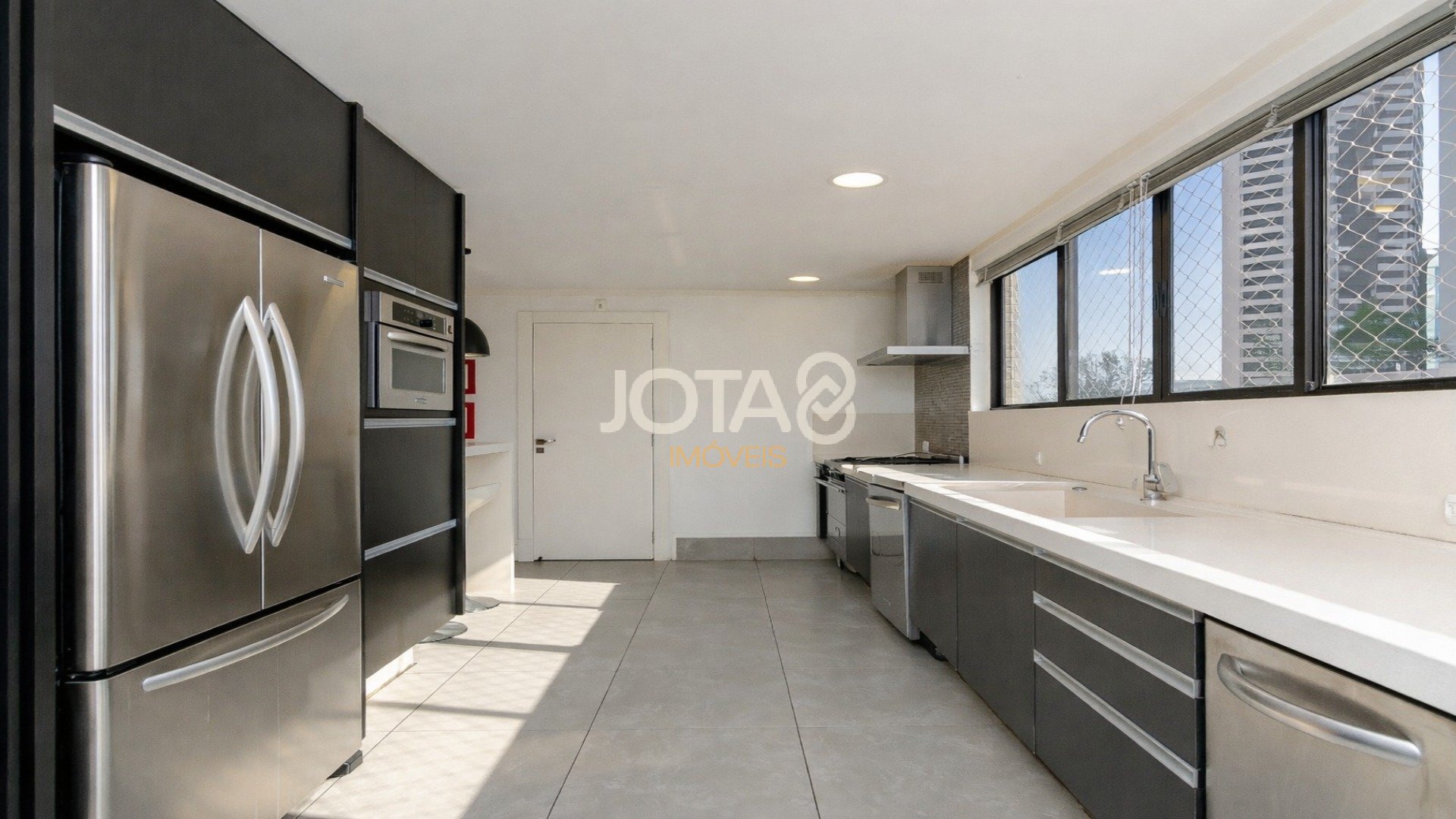 APARTAMENTO NO ECOVILLE COM 3 SUÍTES, ELEVADOR PRIVATIVO E 4 VAGAS