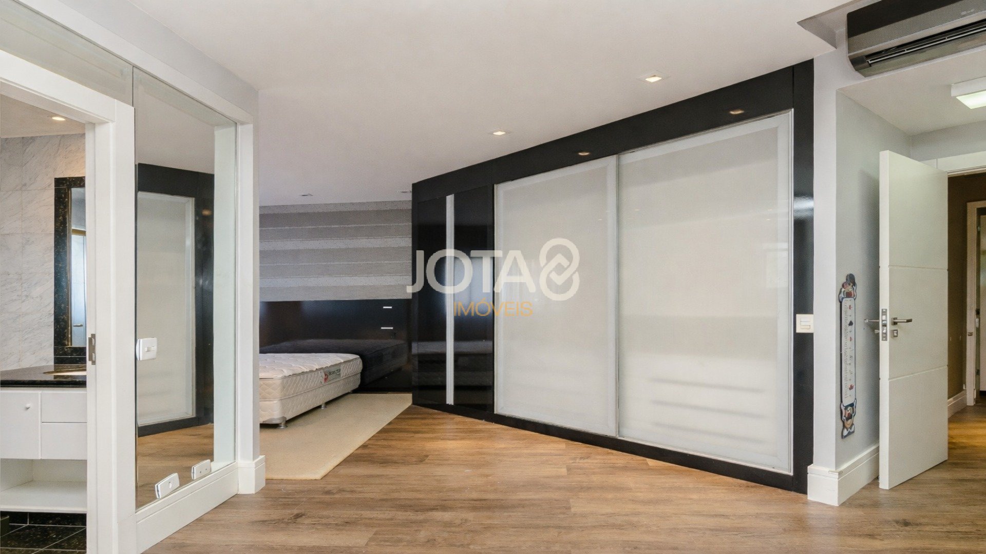 APARTAMENTO NO ECOVILLE COM 3 SUÍTES, ELEVADOR PRIVATIVO E 4 VAGAS