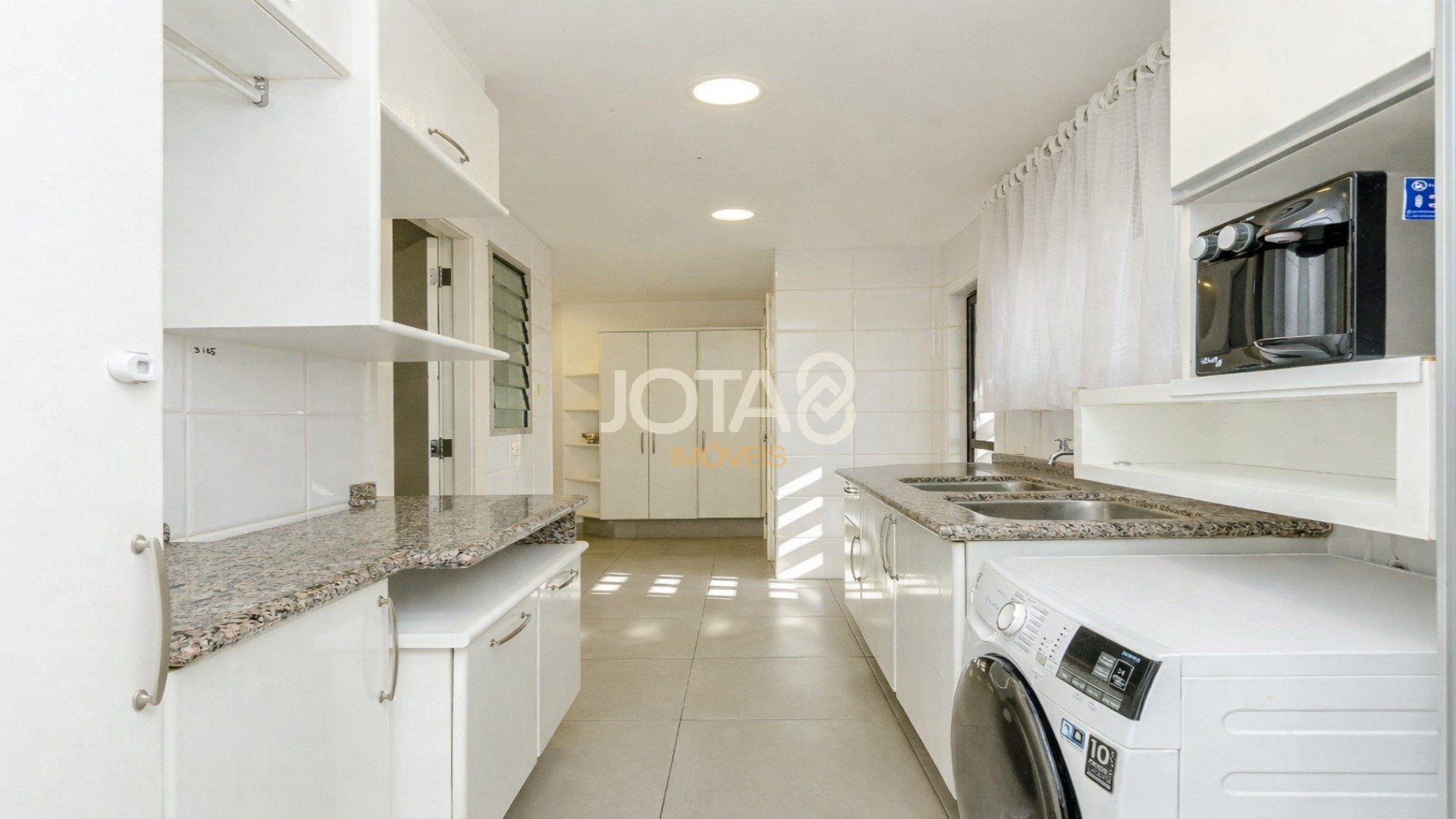 APARTAMENTO NO ECOVILLE COM 3 SUÍTES, ELEVADOR PRIVATIVO E 4 VAGAS