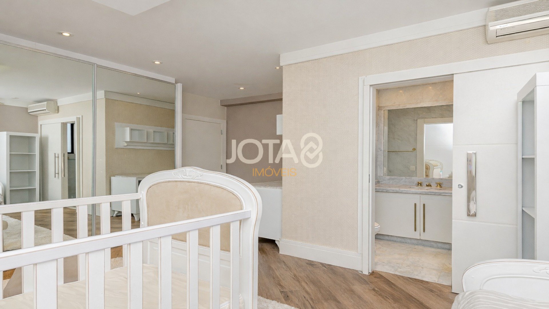 APARTAMENTO NO ECOVILLE COM 3 SUÍTES, ELEVADOR PRIVATIVO E 4 VAGAS