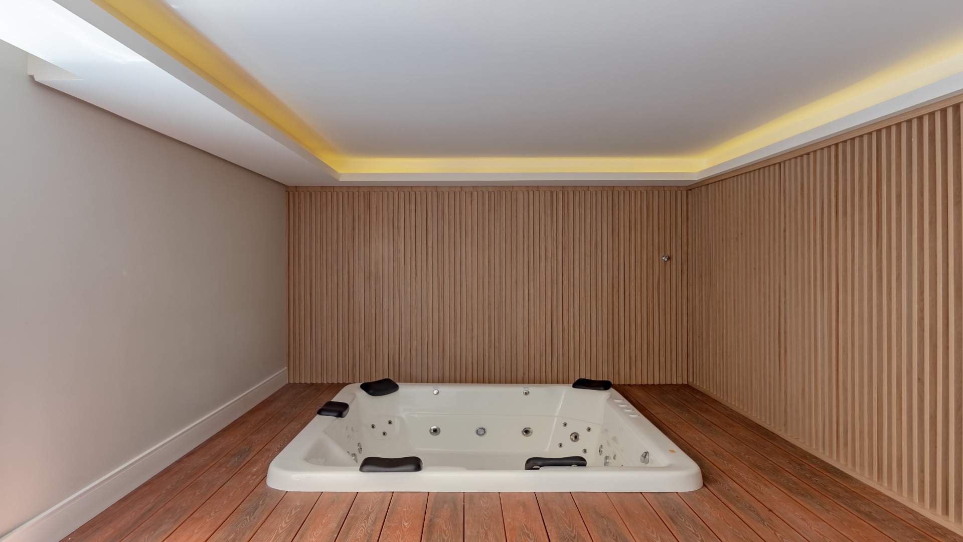 APARTAMENTO  COM 3 DORMITÓRIOS NO BATEL