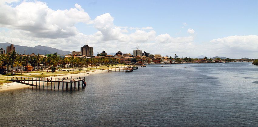 Um porto na beira do rio