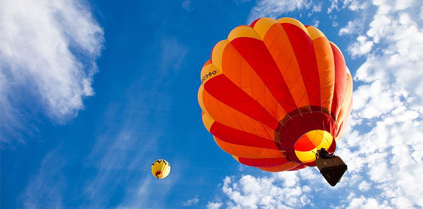 Um colorido balão no céu azul